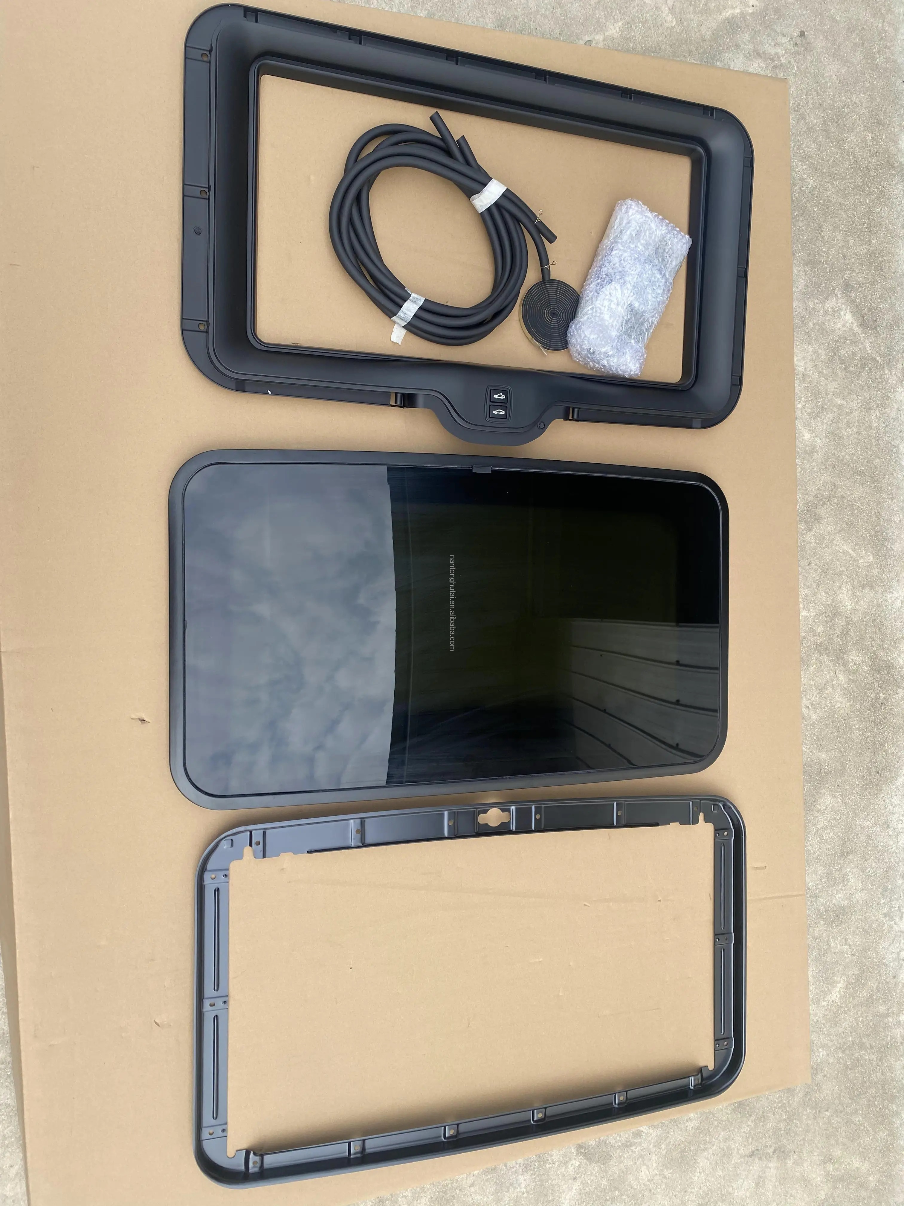 Hot Sale Universal Sunroof Assembly Manual Sunroof for Each Model